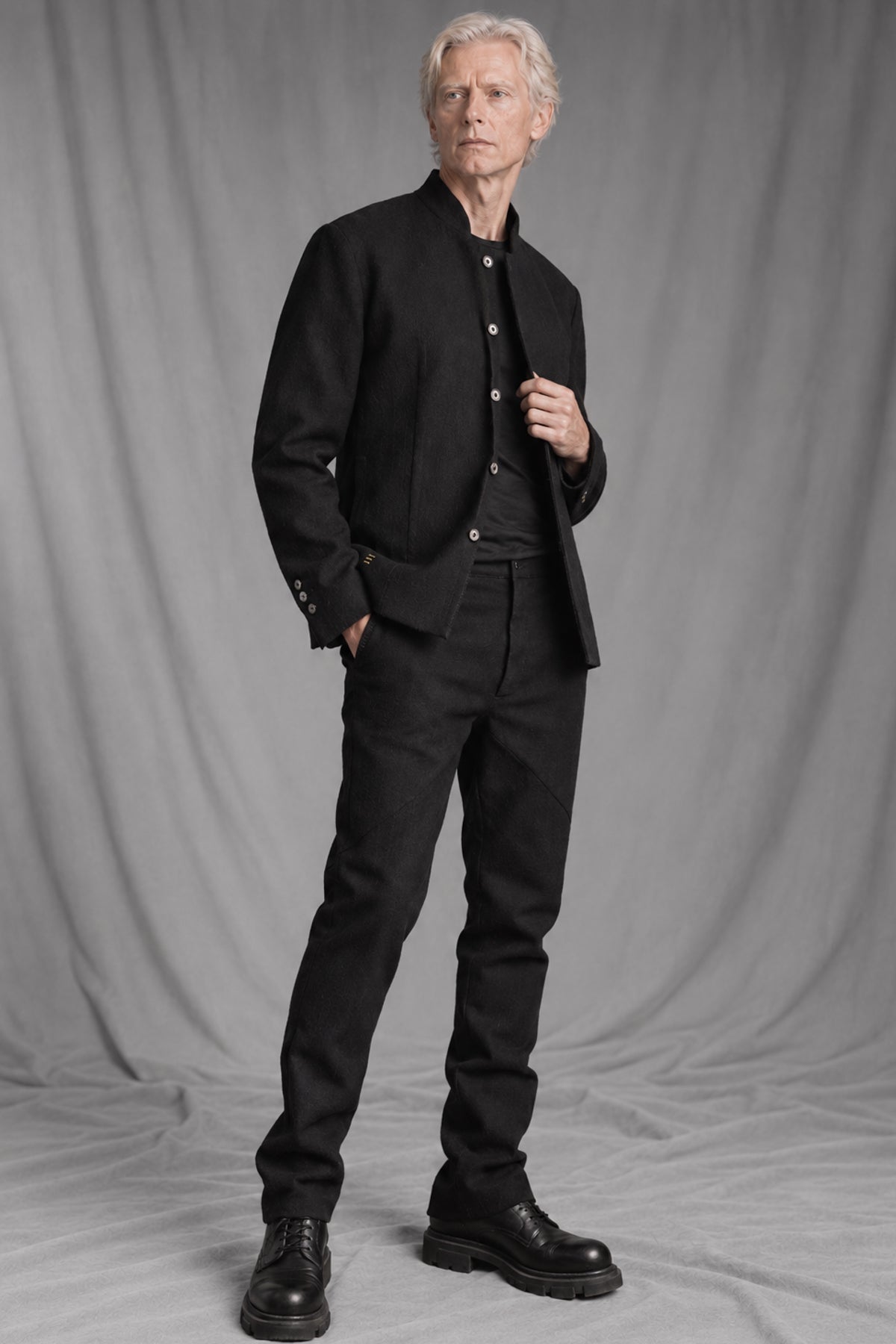 eigensinnig wien | EisMis | Black Designer Suit for Men in Italian Luxury Wool with Mao-Collar Blazer