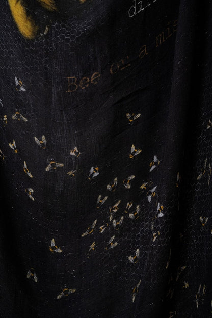 Faliero Sarti | Bees | Weicher, schwarzer Schal für Damen und Herren mit Bienen-Print