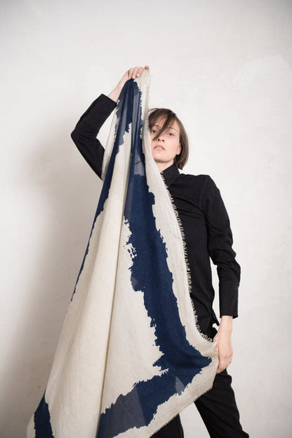 Faliero Sarti | Tik | Sommerlicher Baumwoll-Schal in marine-blau/ beige