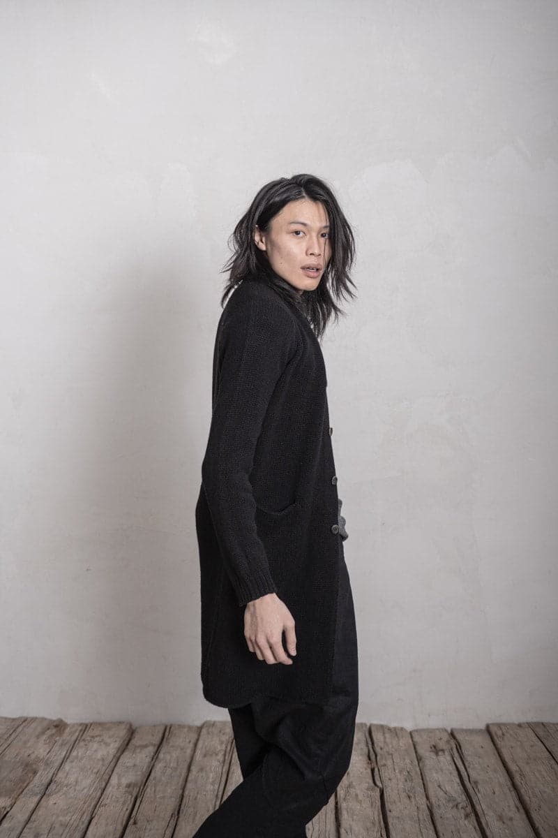 Forme d’Expression | Buttoned Up Knitted Coat - UM069 | Klassischer Herren Wollstrickmantel in schwarz