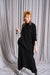 Forme d'Expression | DM129 Concaved Hem Knit Dress | Weites Strickkleid aus Schurwolle mit asymmetrischem Saum und wärmenden Kragen in schwarz