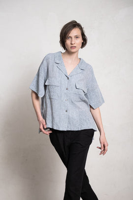 Forme d'Expression | DS044 Boxy Camp-Collared Shirt | Weite Leinenbluse für Damen in graublau