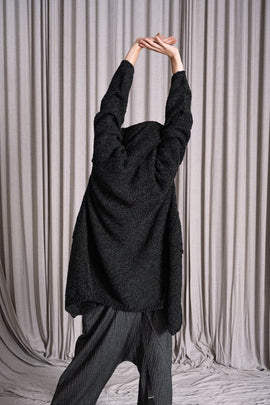 Forme d'Expression | HM015 Knitted Robe Coat | Lange Strickweste mit großen Taschen und unkonventionellem Kragen in schwarz