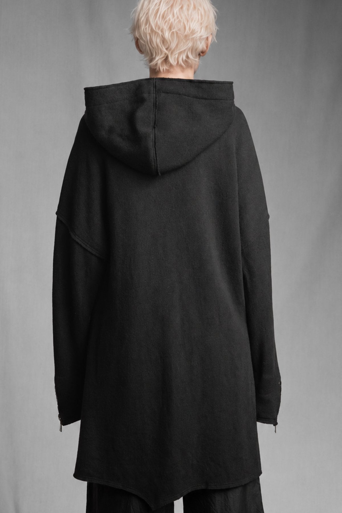 eigensinnig wien | Hades | Schwarzer, hochwertiger Designer-Wollcardigan mit Kapuze im Oversize-Schnitt
