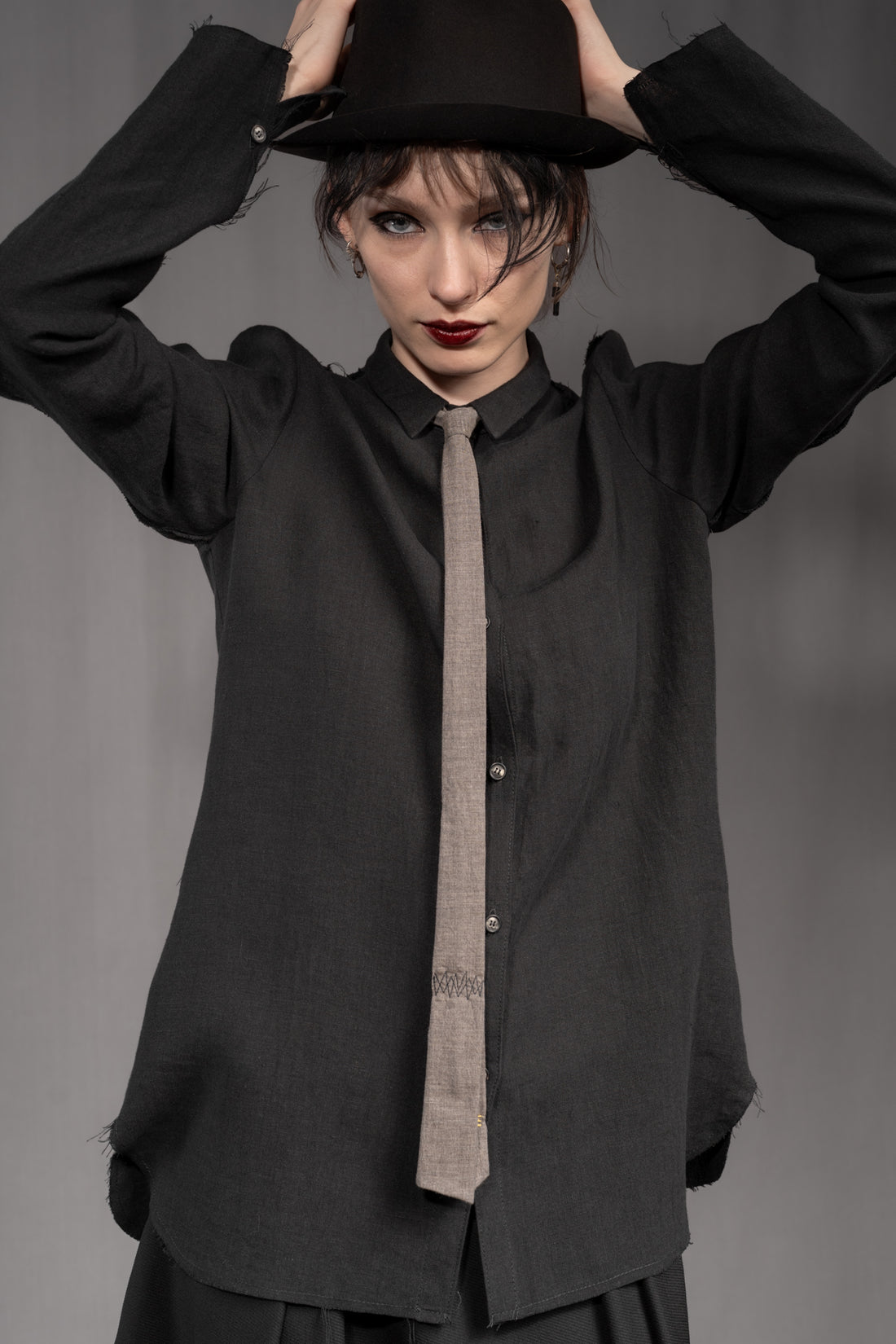 eigensinnig wien | Lilla | Avant-Garde Slim Unisex Tie Made from Cotton in Mud Gray