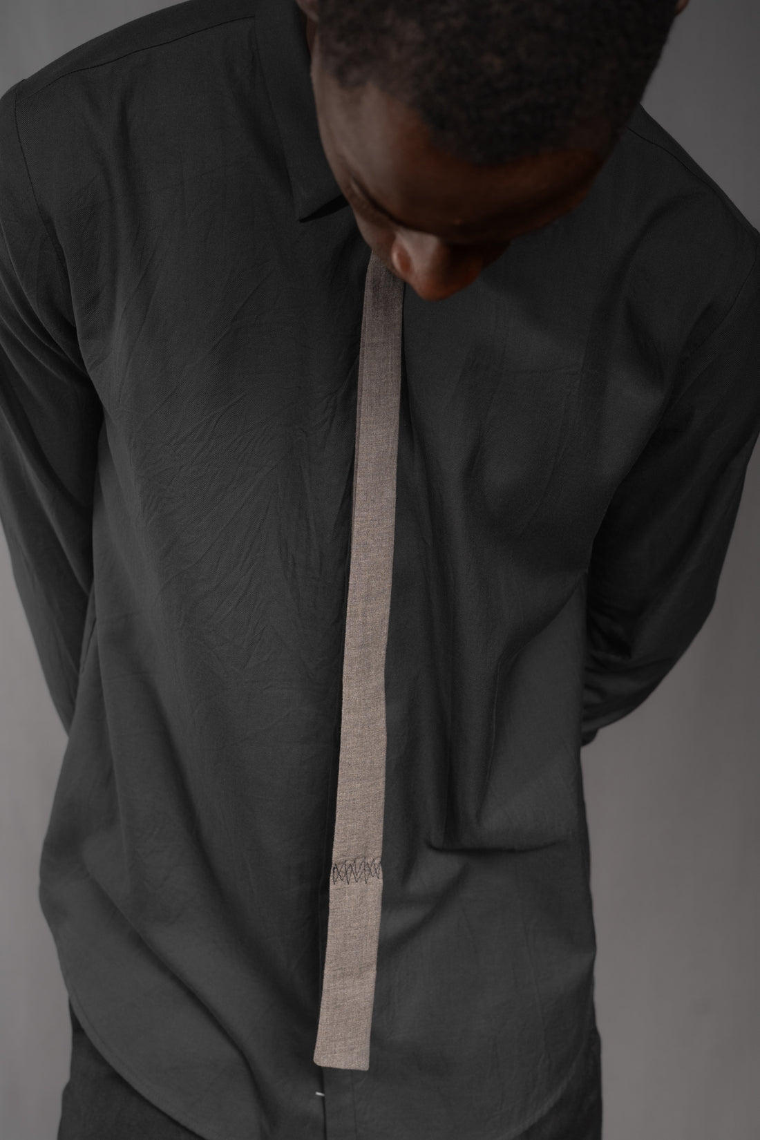 eigensinnig wien | Lilla | Avant-Garde Slim Unisex Tie Made from Cotton in Mud Gray