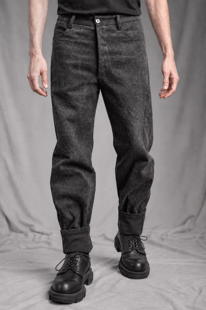 eigensinnig wien | McHus | Unkonventioneller Herrenanzug aus Denim mit Bikerjacke und Relaxed-Tapered-Hose in Dirty Grey