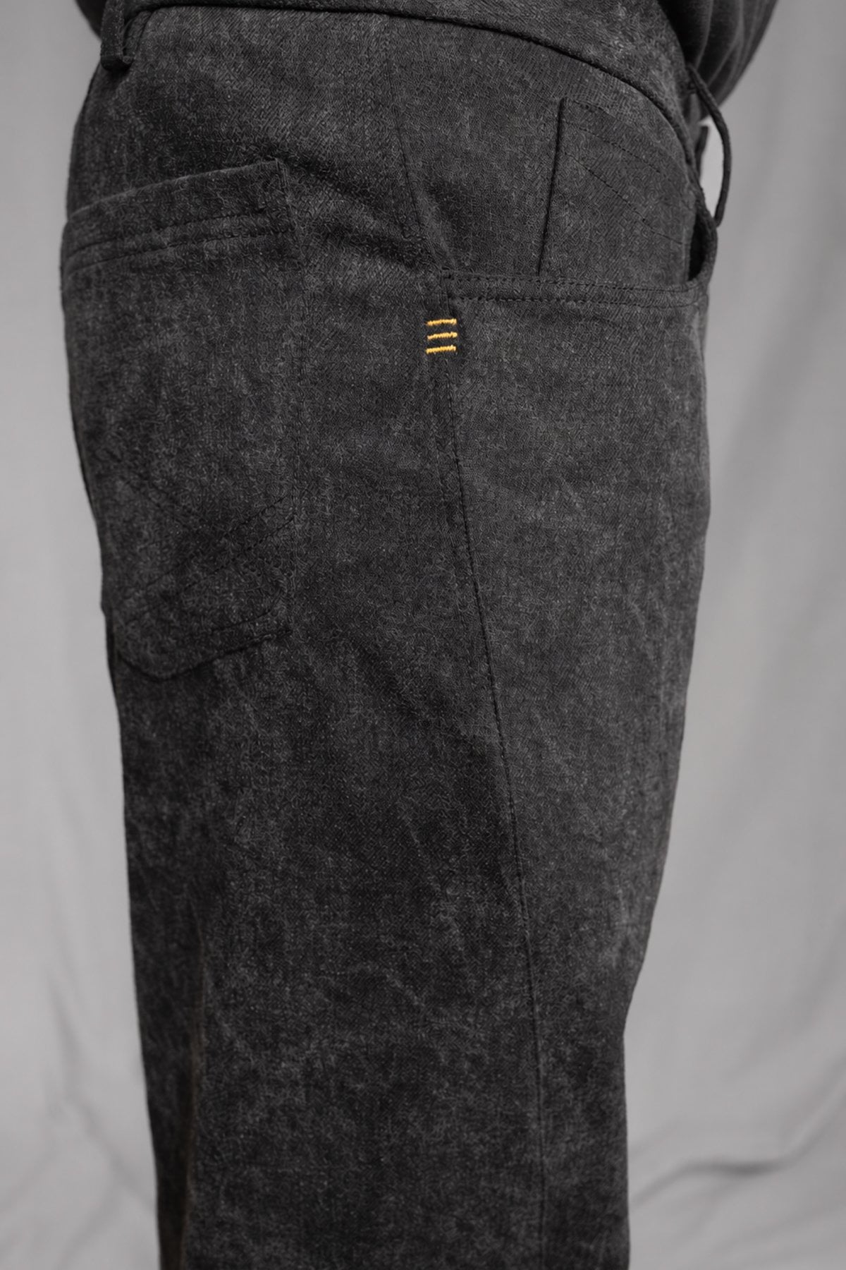 eigensinnig wien | McHus | Unkonventioneller Herrenanzug aus Denim mit Bikerjacke und Relaxed-Tapered-Hose in Dirty Grey