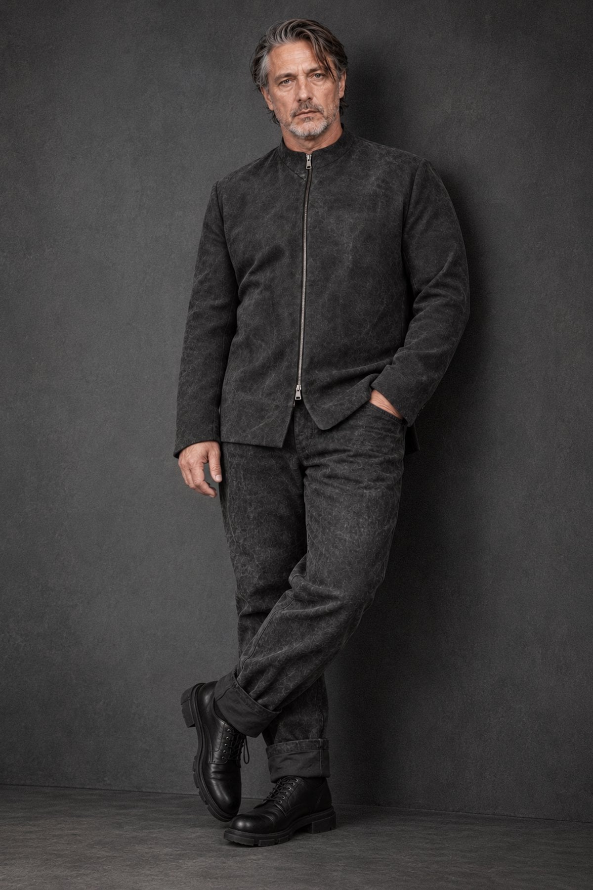 eigensinnig wien | McHus | Unkonventioneller Herrenanzug aus Denim mit Bikerjacke und Relaxed-Tapered-Hose in Dirty Grey