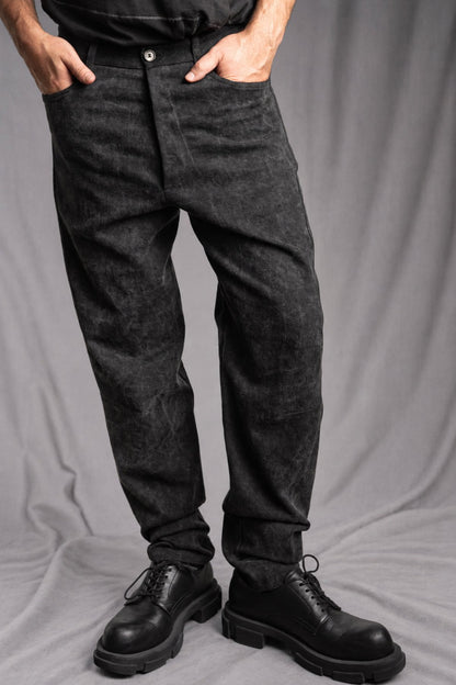 eigensinnig wien | McHus | Unkonventioneller Herrenanzug aus Denim mit Bikerjacke und Relaxed-Tapered-Hose in Dirty Grey