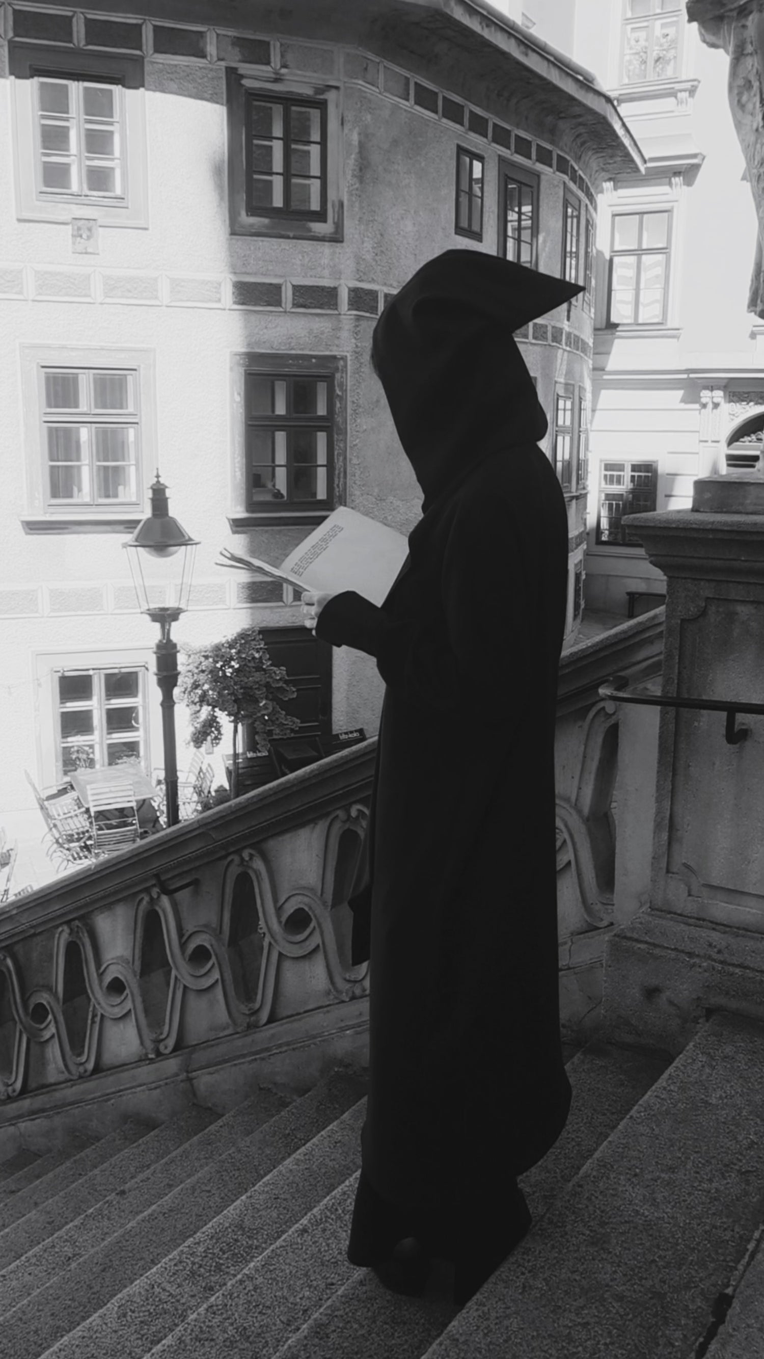 eigensinnig wien | AveRüb | Nachtblauer Designer-Zweiteiler mit Hooded Gown aus Seide/Wolle