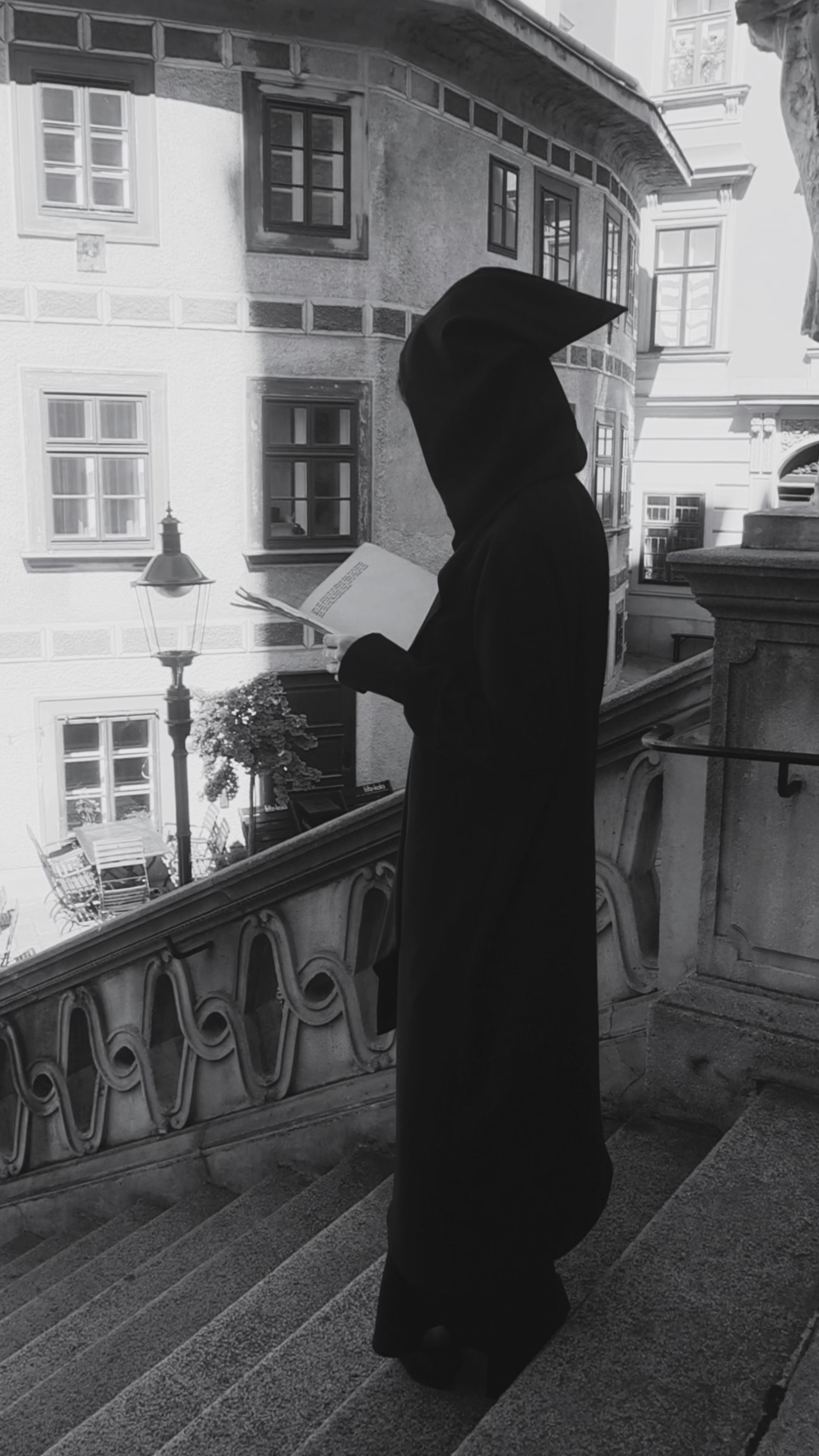 eigensinnig wien | AveRüb | Nachtblauer Designer-Zweiteiler mit Hooded Gown aus Seide/Wolle