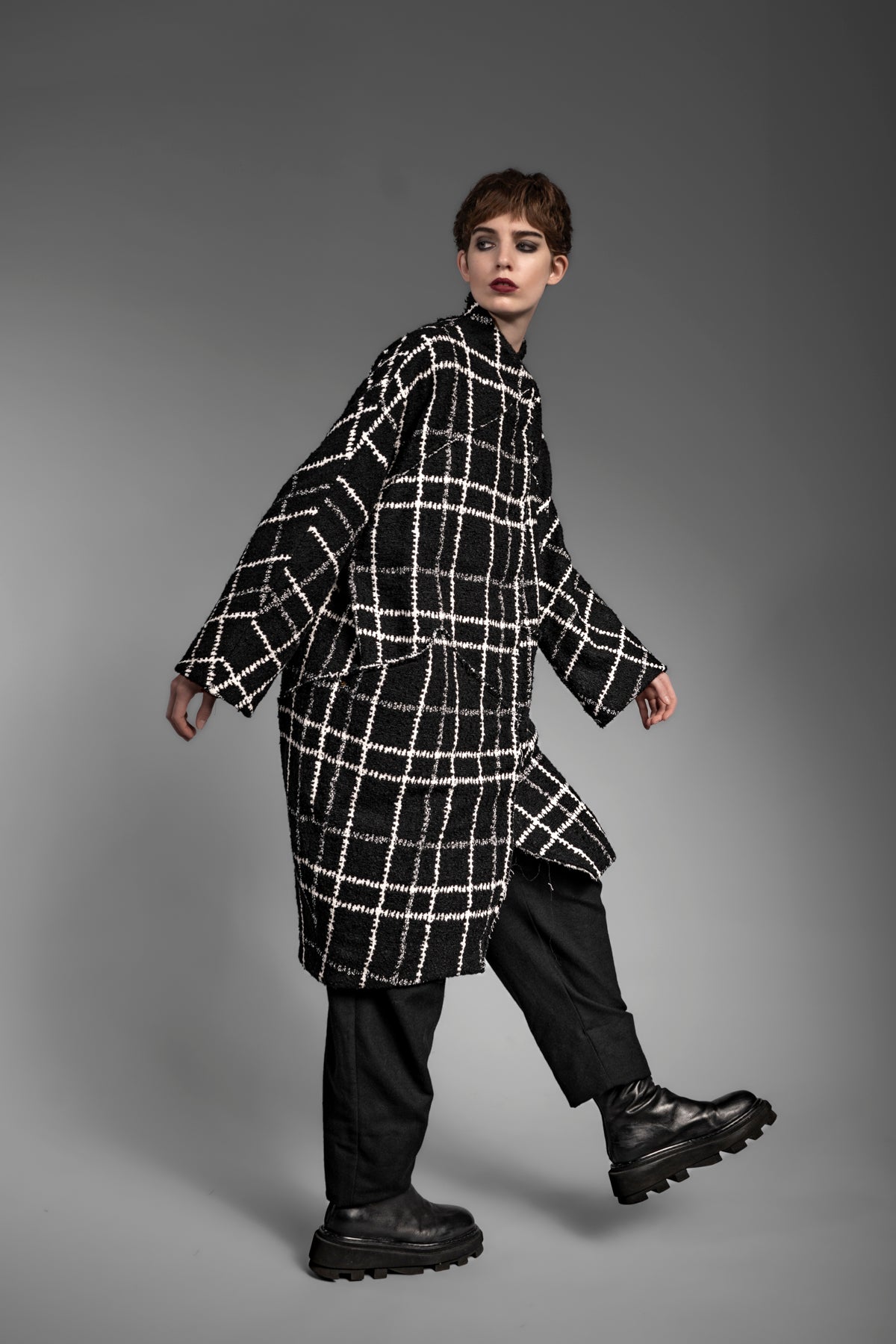 eigensinnig wien | Proust | Edgy checked oversized designer winter coat for women in black