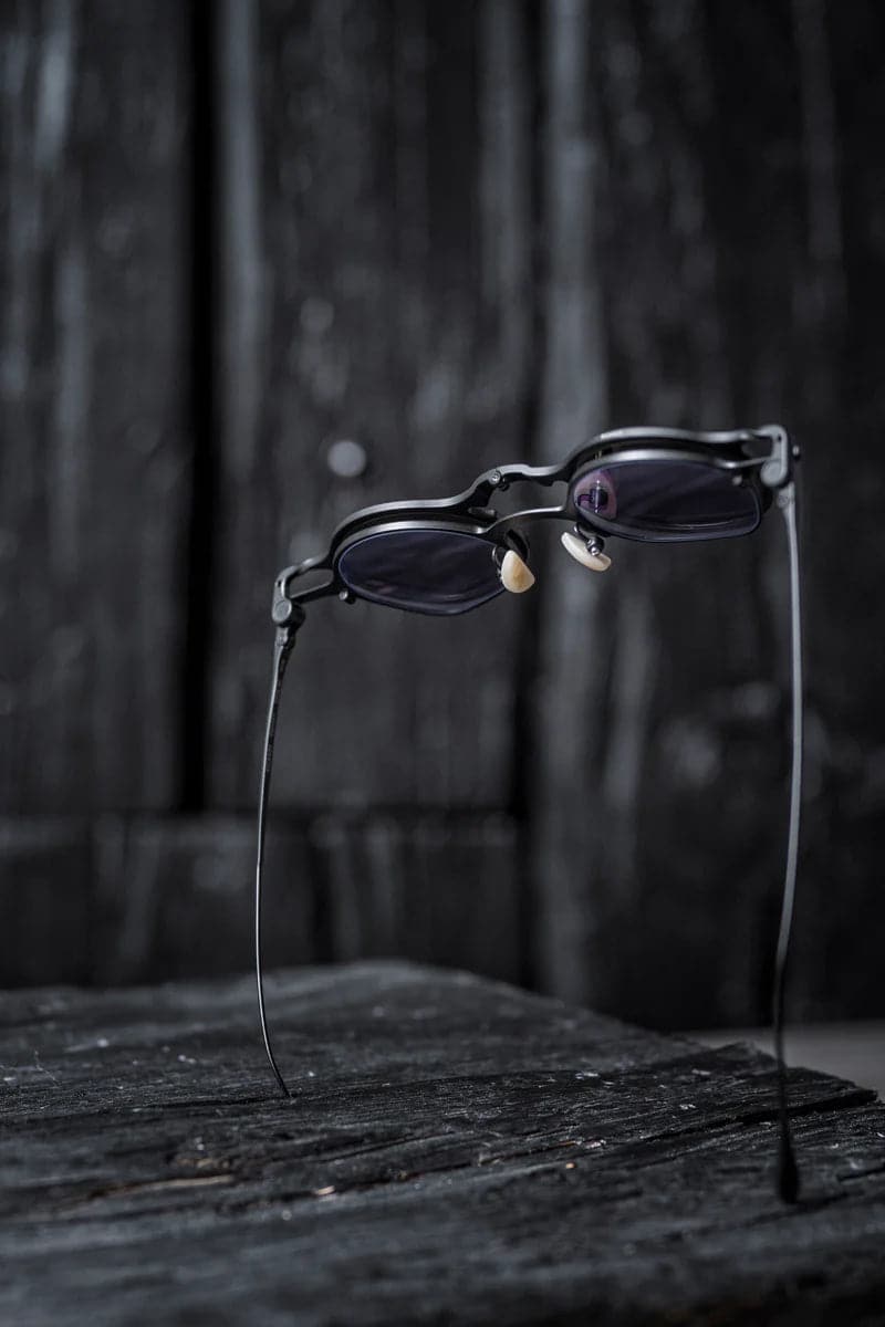 Rigards | RG1924TI | Extravagante Metall Clip On Sonnenbrille in ungewöhnlicher Form in Schwarz
