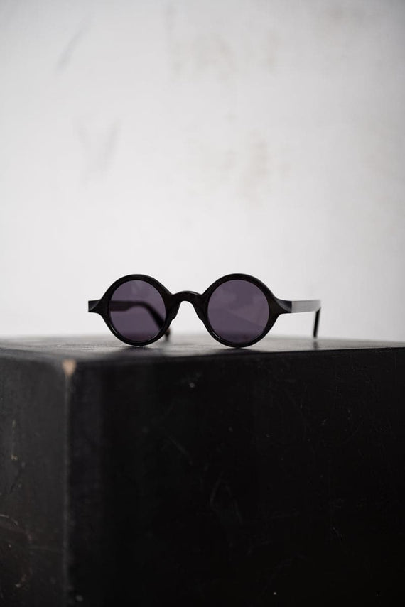 Rigards x Uma Wang | RG00UW7 | Spezielle runde Sonnenbrille aus Horn in schwarz