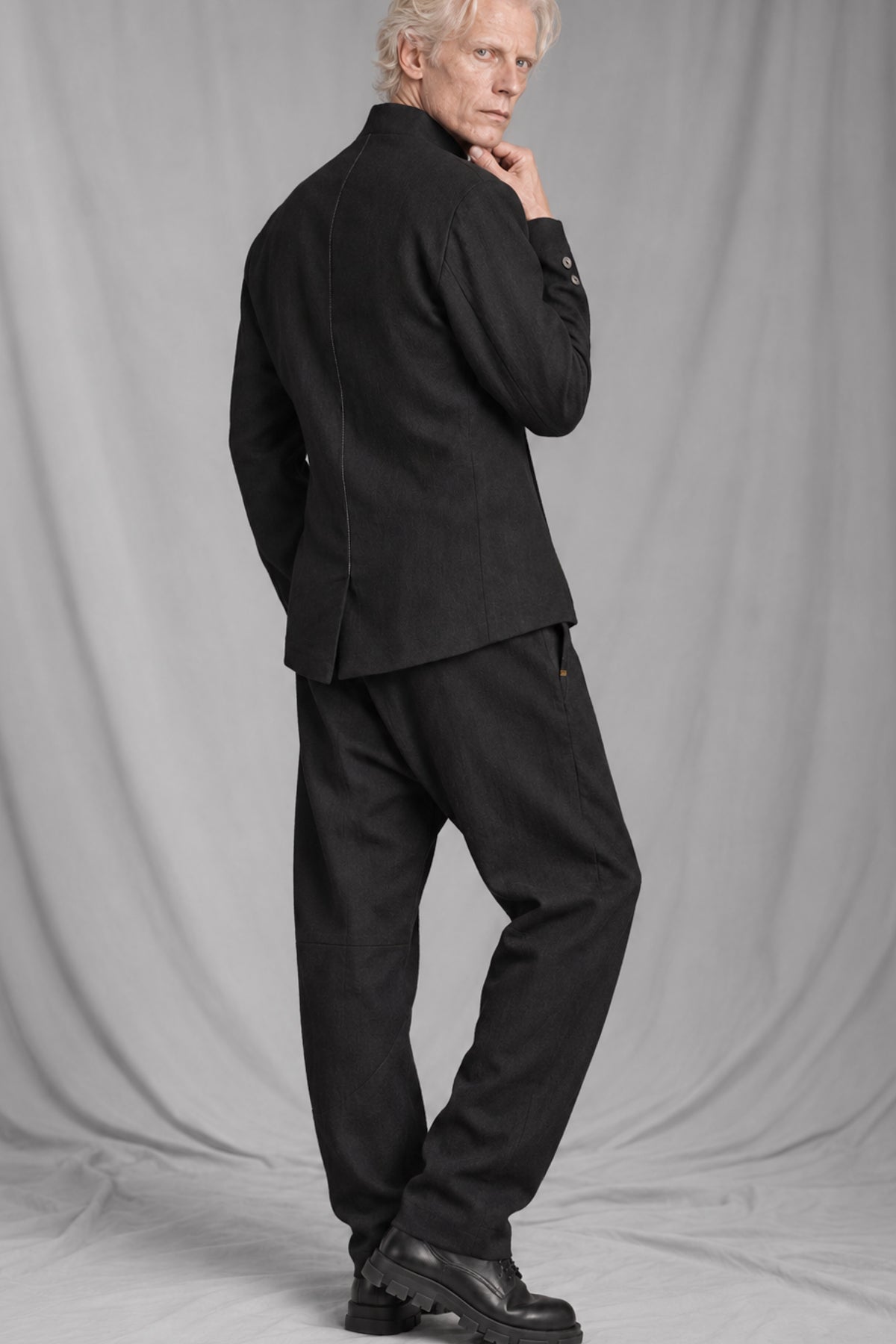 eigensinnig wien | RotMis | Avantgardistischer Herren-Wollanzug mit Mao-Kragen-Sakko und Knickerbockerhose