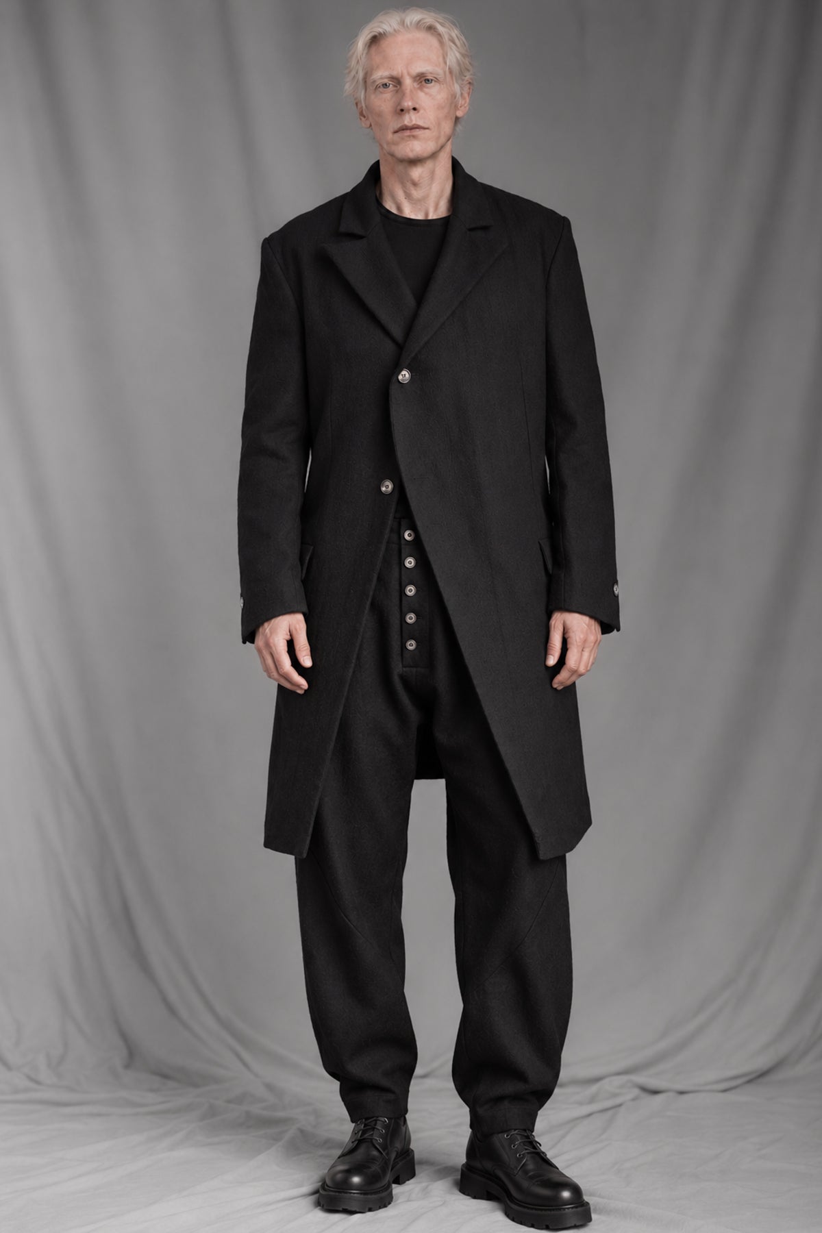 eigensinnig wien | RotPes | Extravagenter Herren-Designeranzug mit langem Mantel und Knickerbockerhose aus italienischer Luxuswolle