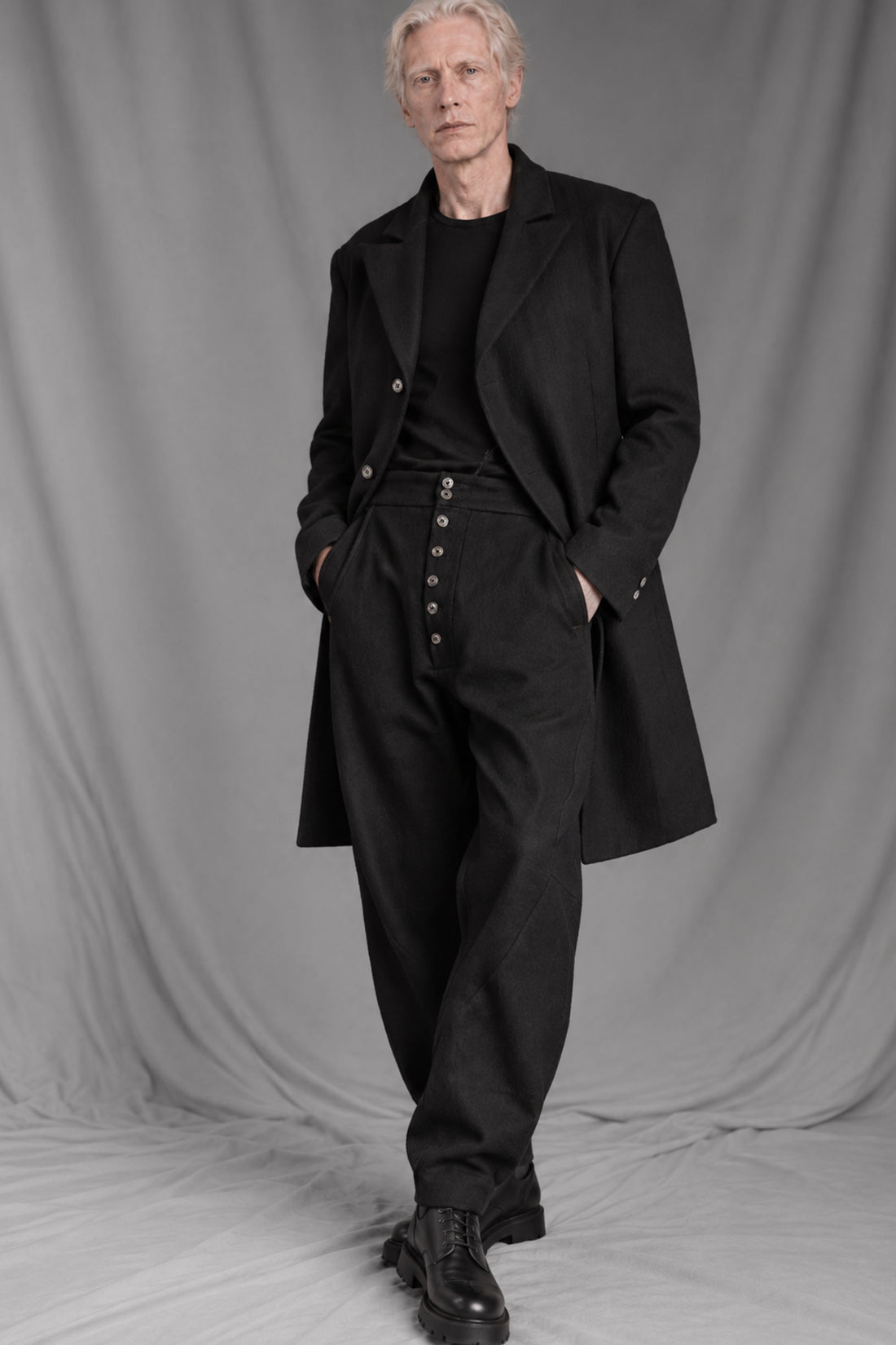 eigensinnig wien | RotPes | Extravagenter Herren-Designeranzug mit langem Mantel und Knickerbockerhose aus italienischer Luxuswolle