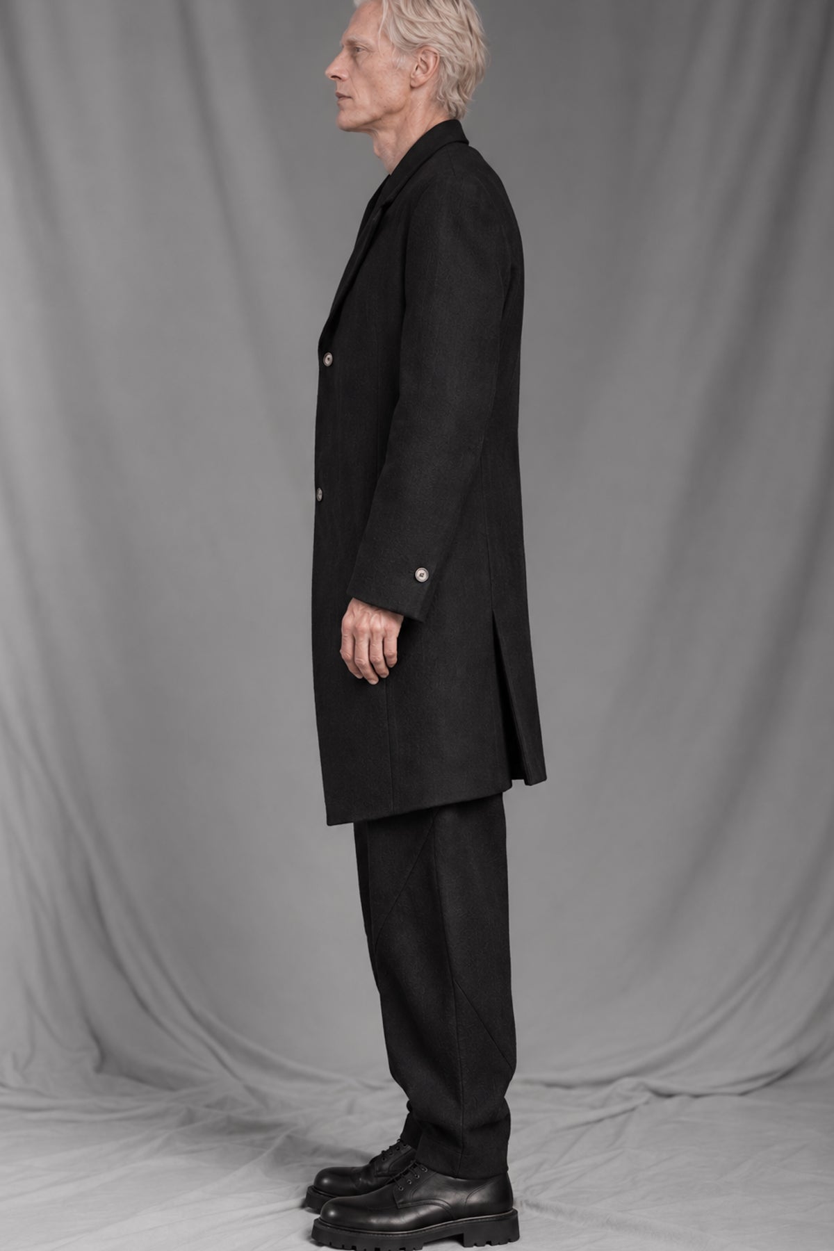 eigensinnig wien | RotPes | Extravagenter Herren-Designeranzug mit langem Mantel und Knickerbockerhose aus italienischer Luxuswolle