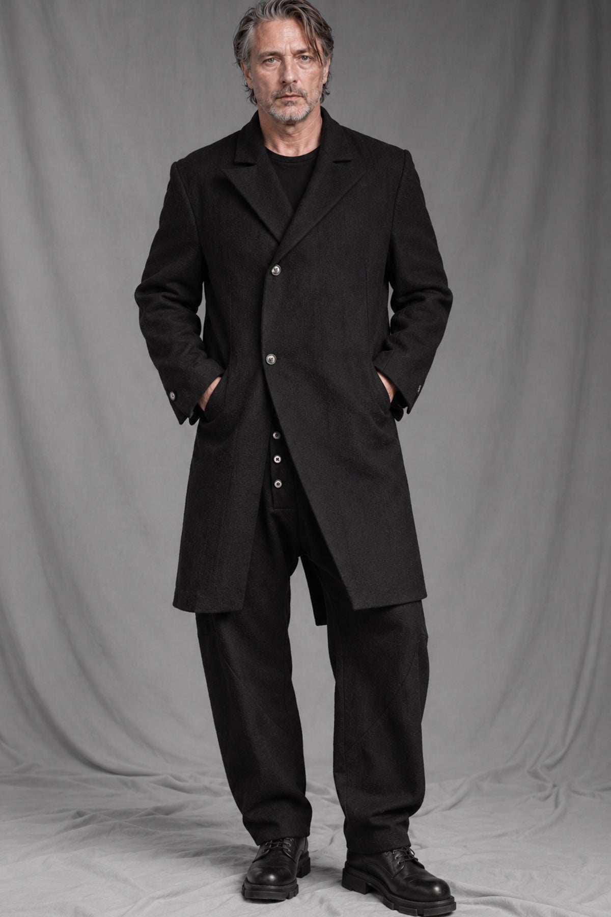 eigensinnig wien | RotPes | Extravagenter Herren-Designeranzug mit langem Mantel und Knickerbockerhose aus italienischer Luxuswolle