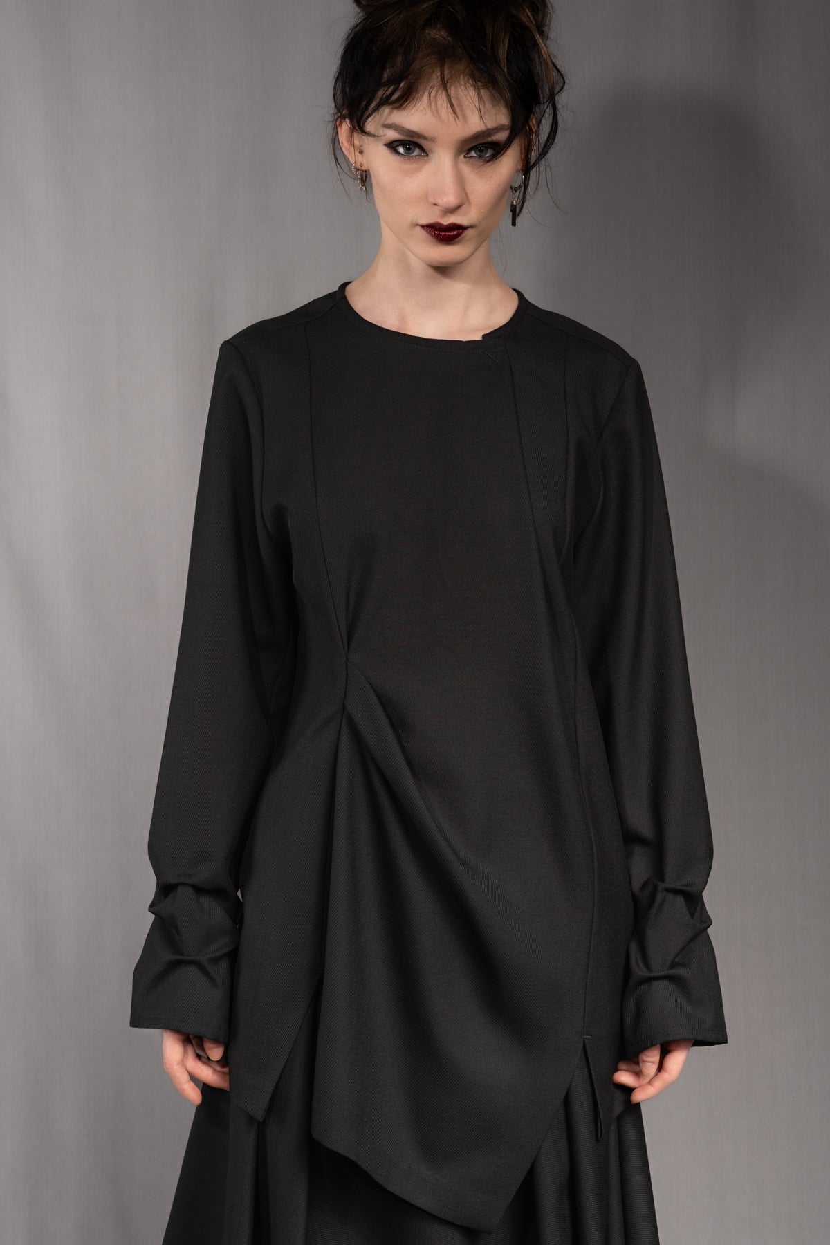 eigensinnig wien | Samain | Asymmetrisches Draped Layered Damen Langarmtop aus exklusiver Twill-Wolle in Schwarz