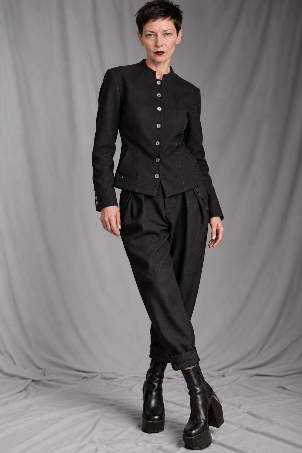 eigensinnig wien | SonEgo | Sartorialer Damen-Hosenanzug aus italienischer Luxuswolle mit Bundfaltenhose