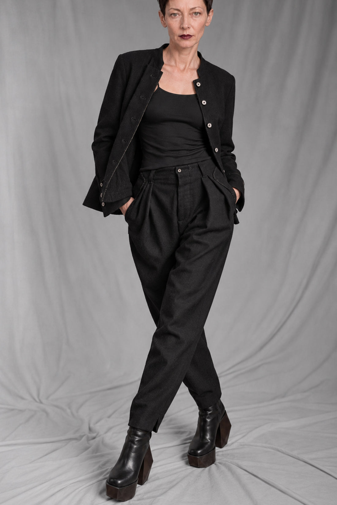 eigensinnig wien | SonEgo | Sartorialer Damen-Hosenanzug aus italienischer Luxuswolle mit Bundfaltenhose