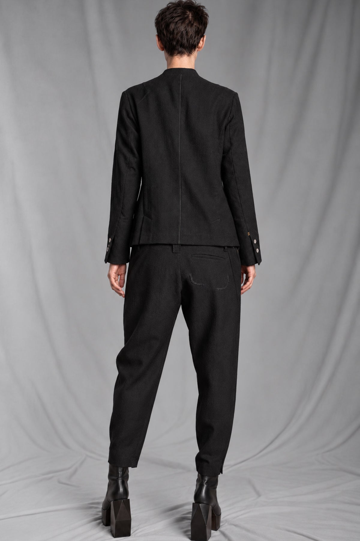 eigensinnig wien | SonEgo | Sartorialer Damen-Hosenanzug aus italienischer Luxuswolle mit Bundfaltenhose