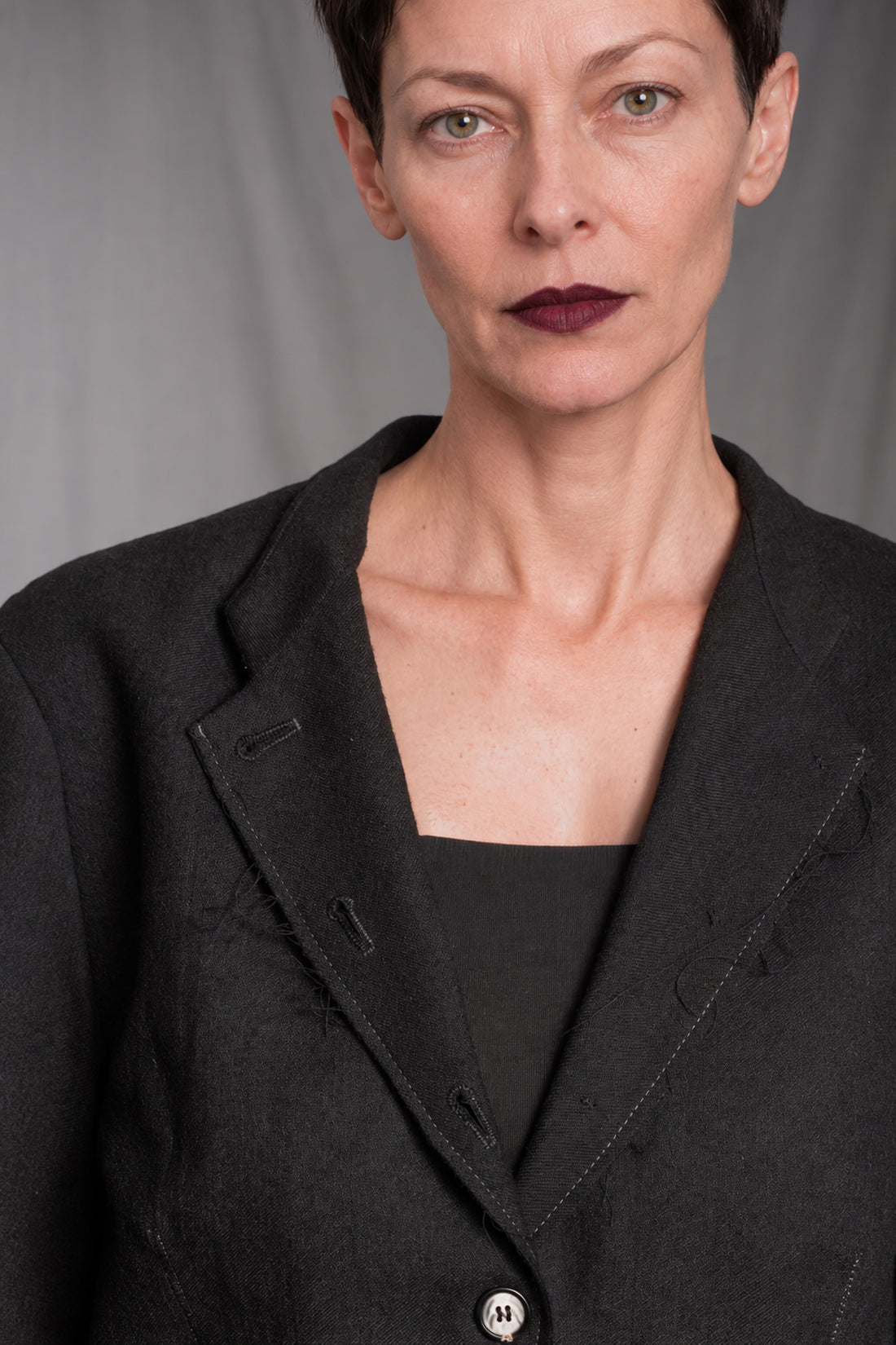 eigensinnig wien | Sontag | Unkonventionelle schwarze Designer-Damenjacke mit Stehkragen aus italienischer Wolle