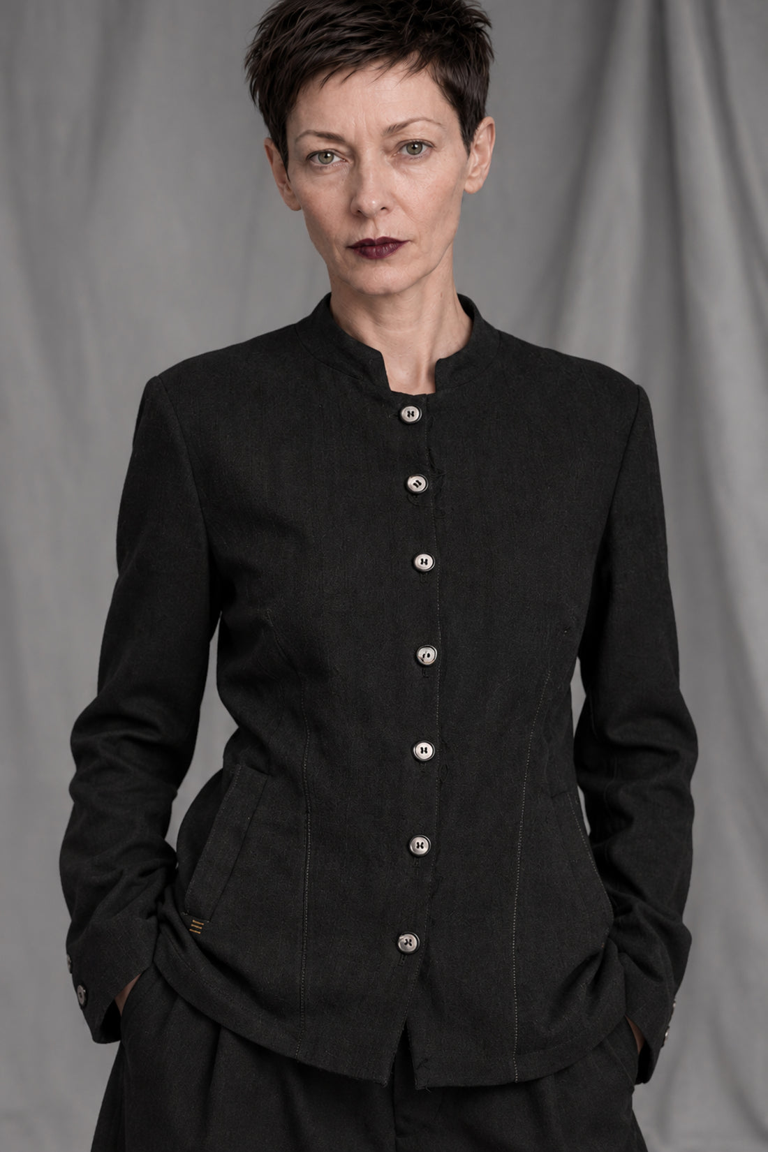 eigensinnig wien | Sontag | Unkonventionelle schwarze Designer-Damenjacke mit Stehkragen aus italienischer Wolle