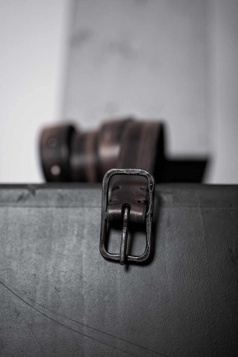 Slender, elegant leather belt in black | Tagliovivo