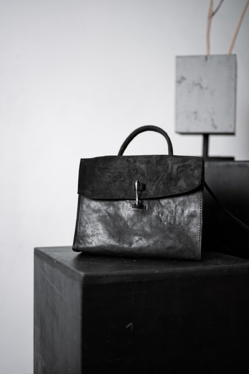 Small, Elegant Leather Shoulder Bag in Black | Tagliovivo