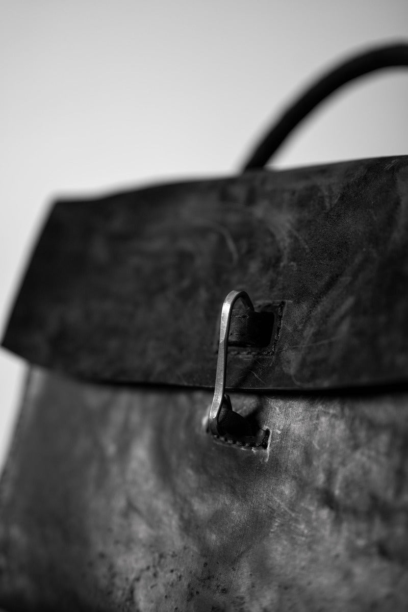 Small, Elegant Leather Shoulder Bag in Black | Tagliovivo