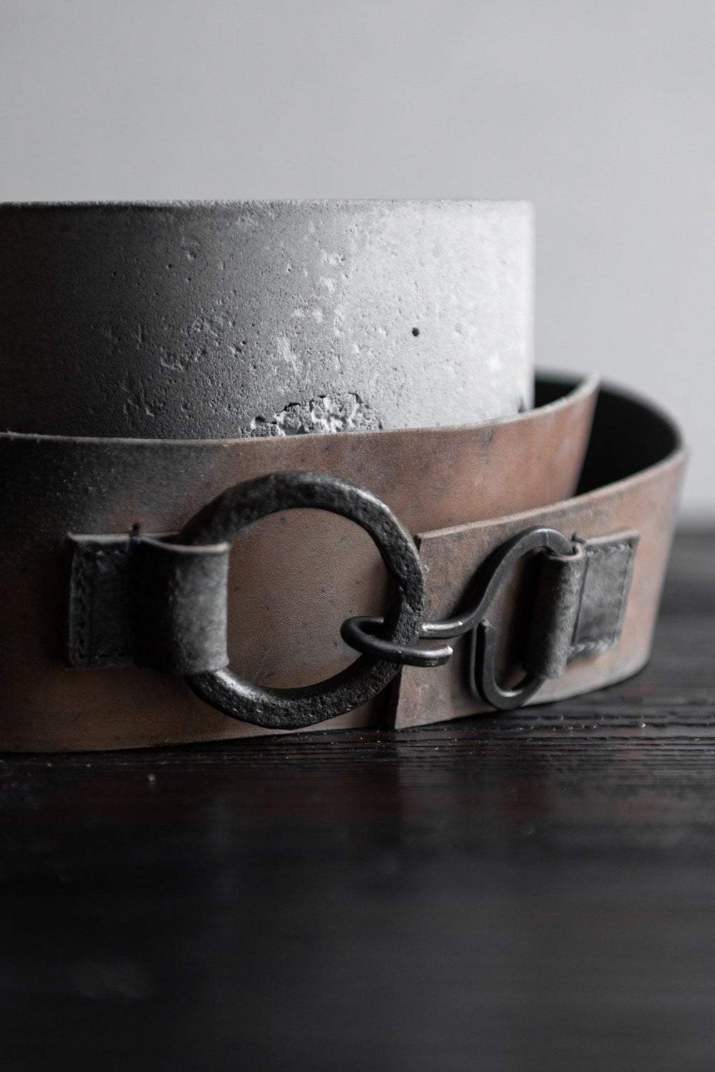 Tagliovivo | Hook &amp; Ring Belt | Breiter Ledergürtel mit großer Schnalle in grau