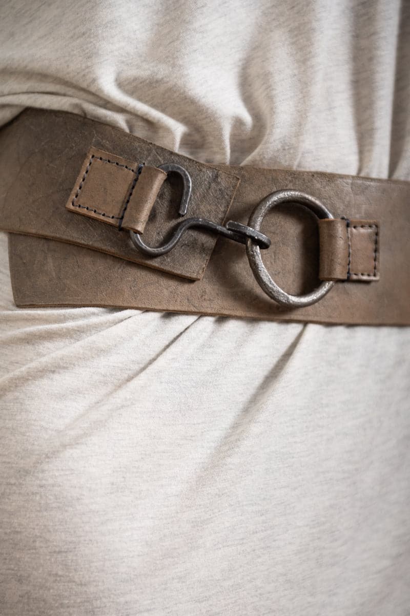 Tagliovivo | Hook &amp; Ring Belt | Breiter Ledergürtel mit großer Schnalle in grau