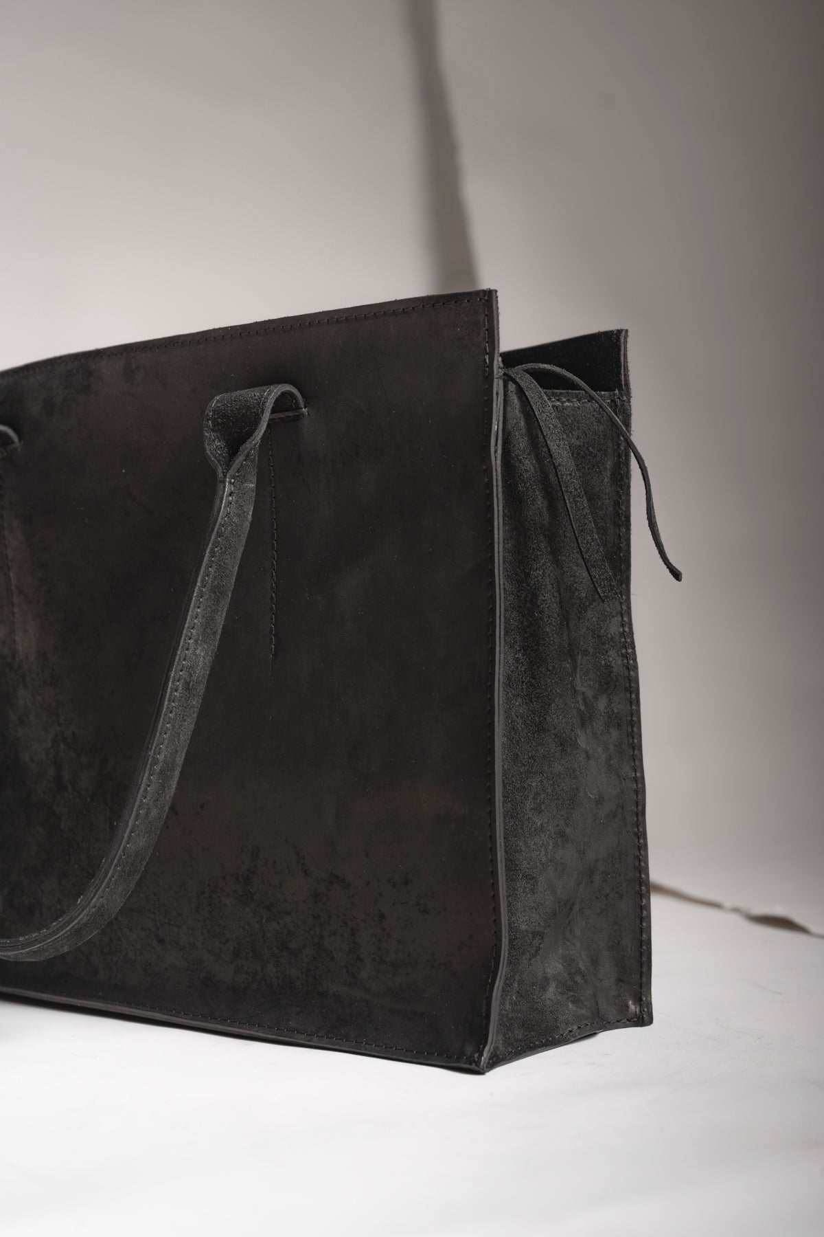 Shopper Bag in Black made of Fine Leather