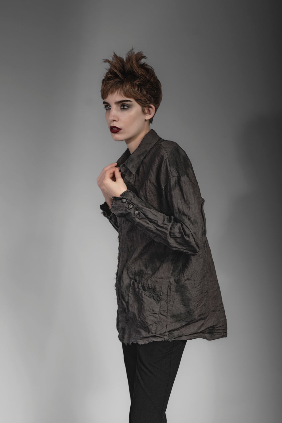 eigensinnig wien | Thoreau | Distressed linen overshirt for women and men in gray