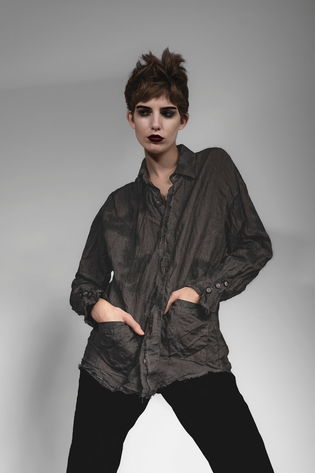 eigensinnig wien | Thoreau | Distressed linen overshirt for women and men in gray