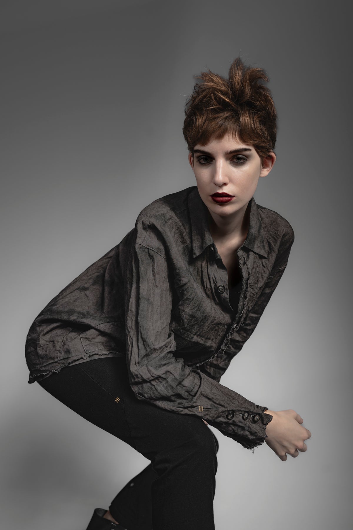 eigensinnig wien | Thoreau | Distressed linen overshirt for women and men in gray