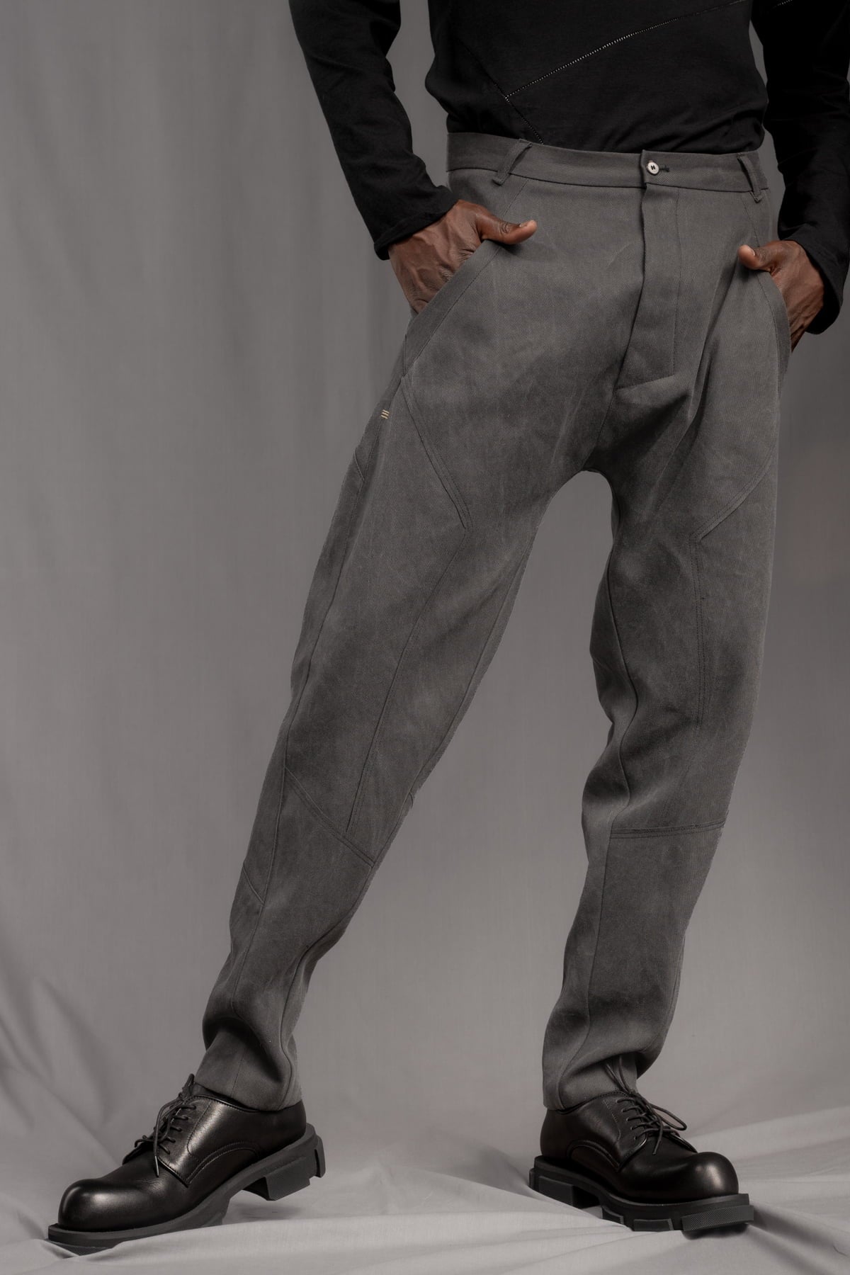 eigensinnig wien | Walking Man | Avantgardistische Cold Dyed Rigid Denim Hose für Herren in Moosgrau