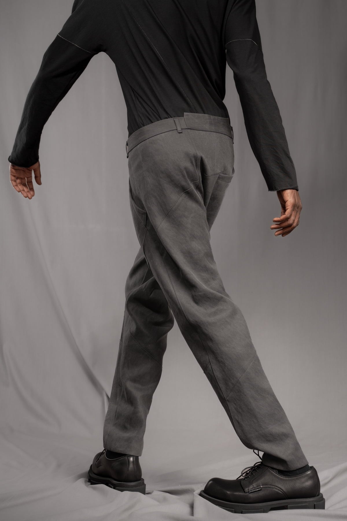 eigensinnig wien | Walking Man | Avantgardistische Cold Dyed Rigid Denim Hose für Herren in Moosgrau