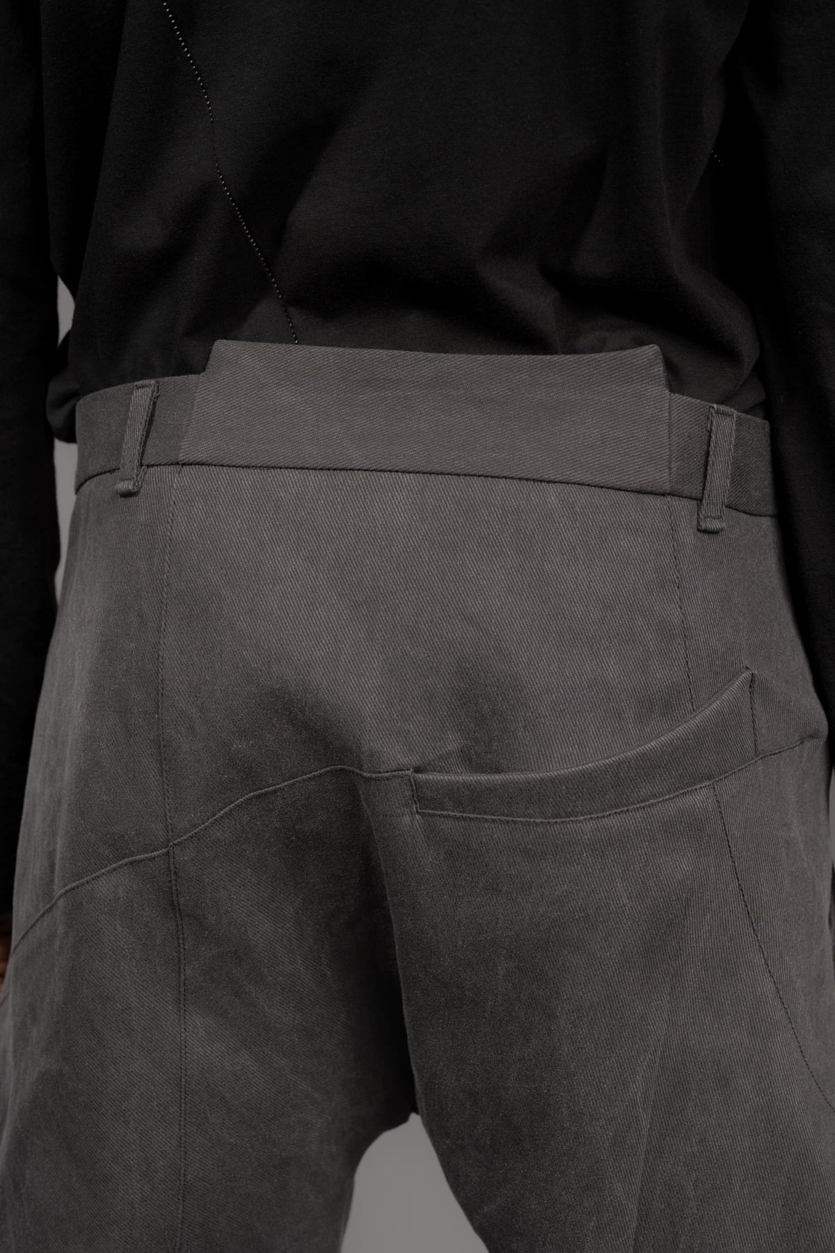 eigensinnig wien | Walking Man | Avantgardistische Cold Dyed Rigid Denim Hose für Herren in Moosgrau