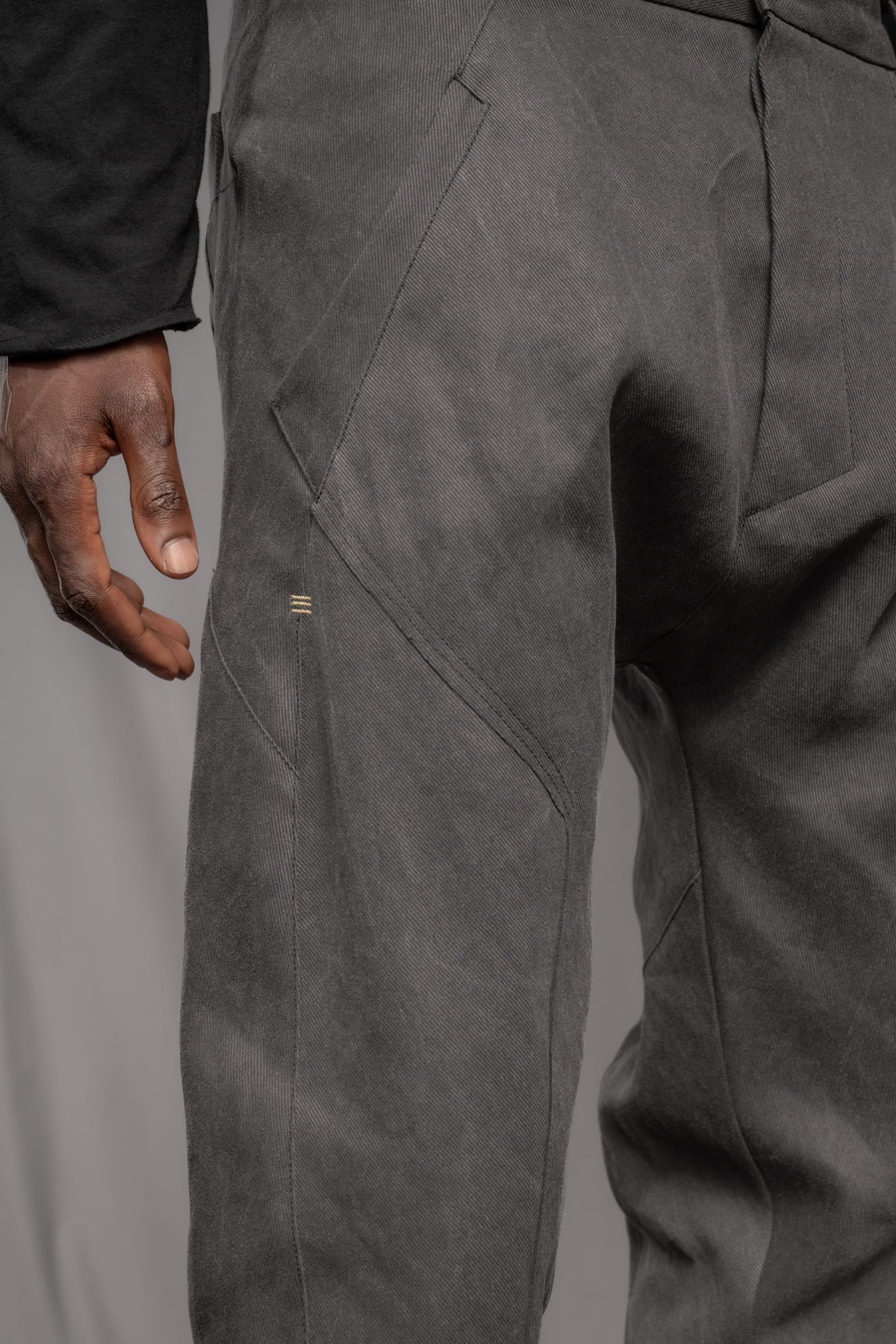 eigensinnig wien | Walking Man | Avantgardistische Cold Dyed Rigid Denim Hose für Herren in Moosgrau