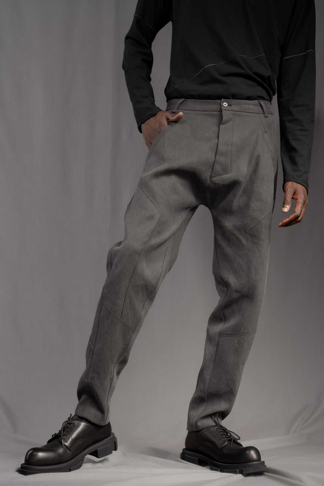 eigensinnig wien | Walking Man | Avantgardistische Cold Dyed Rigid Denim Hose für Herren in Moosgrau